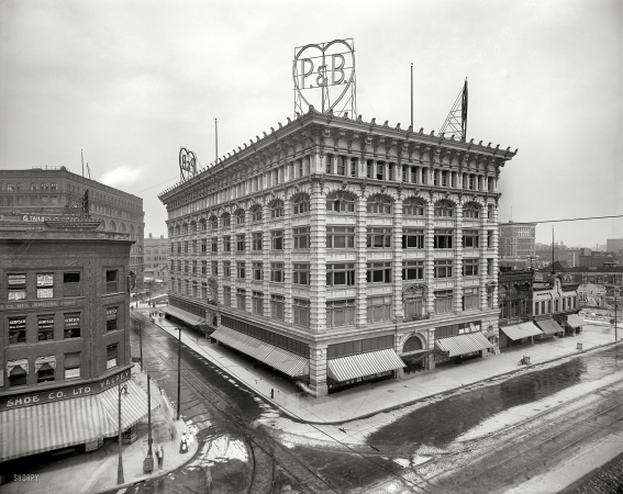 Photo showing: Pardridge and Blackwell -- Detroit, Michigan, circa 1915. Pardridge & Blackwell department store.