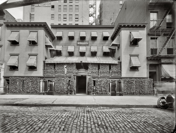 Photo showing: Mouquins -- New York circa 1910. Mouquin Restaurant & Wine Co., 456 Sixth Avenue.