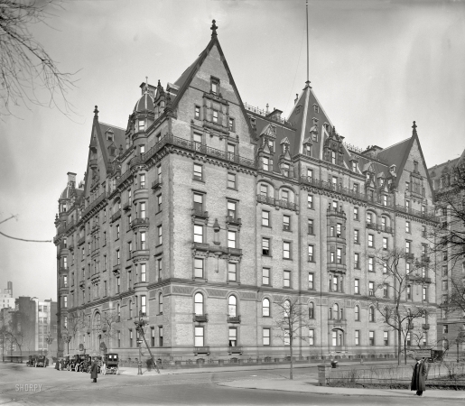 Photo showing: The Dakota -- New York circa 1912. Dakota Apartments, Central Park West and West 72nd Street.