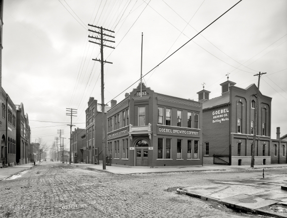Photo showing: Goebel Brewing -- Detroit, Michigan, circa 1905. Goebel Brewing Co., bottling works.