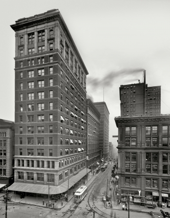 Photo showing: Walnut Street -- Cincinnati, Ohio, circa 1910.