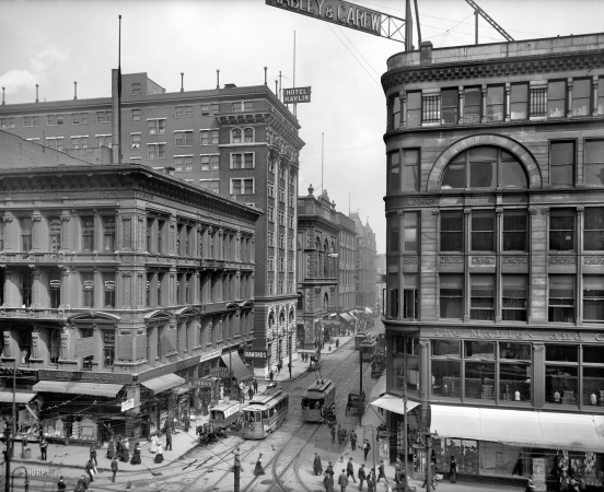 Photo showing: Mabley and Carew -- Circa 1907. Vine Street at Fifth, Cincinnati. Mabley & Carew department store.