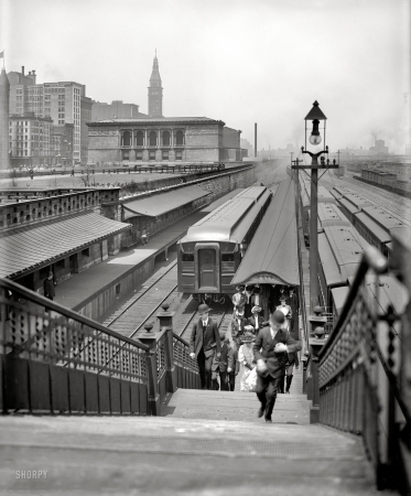 Photo showing: Chicago Commute 1907 -- Arriving from the suburbs.