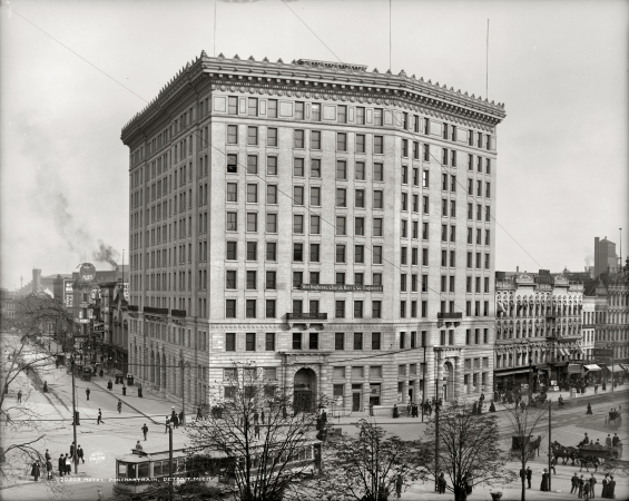 Photo showing: Hotel Pontchartrain: 1907 -- By the mid-teens the Detroit hotel had been topped off with a mansard roof that added five floors.