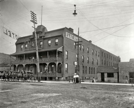 Photo showing: Park Hotel -- Sault Sainte Marie, Michigan, circa 1905.