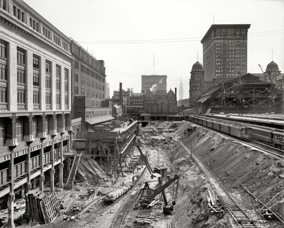 Photo showing: Grand Central Excavation -- New York circa 1908. Grand Central Terminal under construction as Grand Central Station comes down next door.