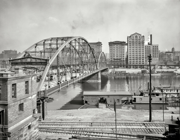 Photo showing: Sixth Street Bridge -- Pittsburgh, Pennsylvania, circa 1910. Sixth Street Bridge over Allegheny River.