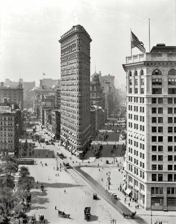 Photo showing: A Familiar Facade -- August 1909. The Flat Iron Building, New York. One of Detroit Publishing's favorite subjects. 