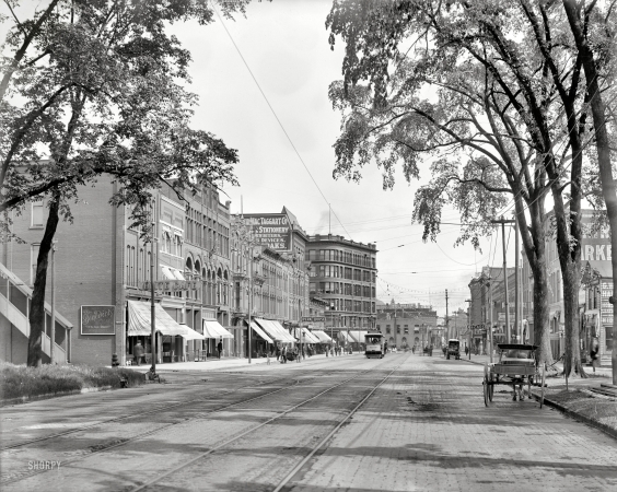 Photo showing: Port Huron: 1908 -- Military Street, Port Huron, Michigan.