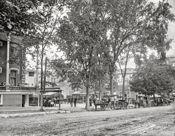 Photo showing: Saratoga Trolley Stop -- Saratoga Springs, New York, circa 1909. The trolley station.