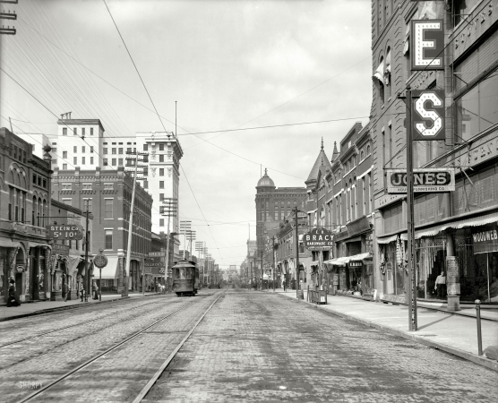 Photo showing: Main Street Little Rock -- Little Rock, Arkansas, circa 1910. Main Street north from Sixth.