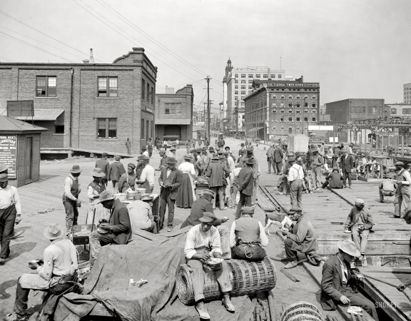 Photo showing: Jacksonville Docks -- Dinner hour on the docks, Jacksonville, Florida, circa 1910.