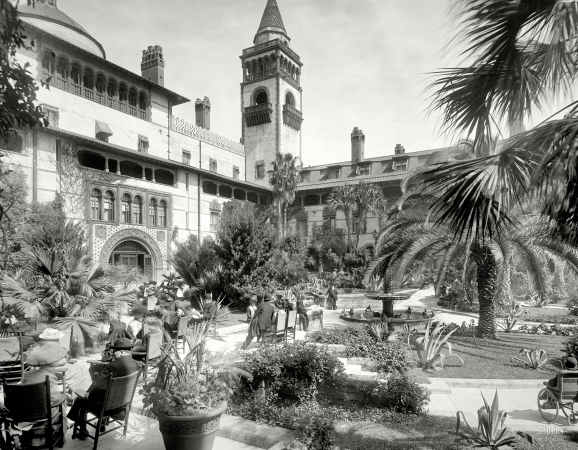 Photo showing: The Ponce -- St. Augustine, Florida, circa 1905. Court of the Ponce de Leon Hotel.