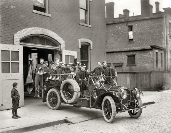 Photo showing: High-Class Fire Engine -- Detroit, Michigan May 3, 1911. Packard fire squad.