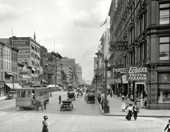 Photo showing: Shopping Detroit -- Woodward Avenue, circa 1912.