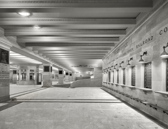 Photo showing: Grand Central -- New York circa 1910. Suburban concourse, Grand Central Terminal, New York Central Railroad.