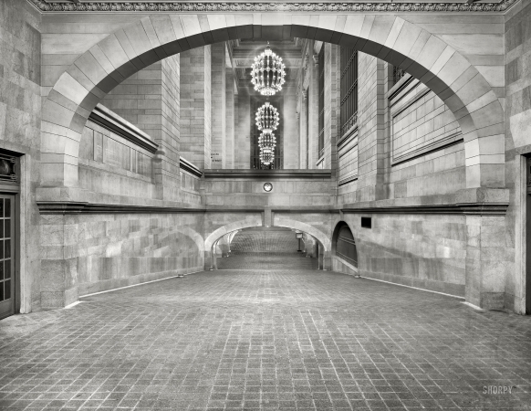 Photo showing: Grand Central Incline: 1910 -- Incline from subway to suburban concourse, Grand Central Terminal, New York City.