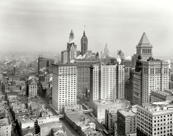 Photo showing: Big Buildings of Manhattan -- Circa 1912 New York skyscrapers including the Singer Building and, under construction, the Woolworth tower.