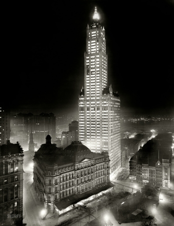 Photo showing: Woolworth at Night -- The Woolworth Building, with the City Hall Post Office below. New York circa 1913.
