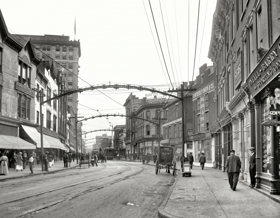 Photo showing: Norfolk Main -- Main Street, Norfolk, Virginia, circa 1917.