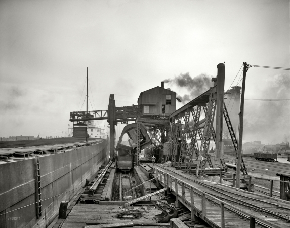 Photo showing: Toledo Hoist -- Toledo, Ohio, circa 1910. Brown hoist, Ohio Central coal dock.