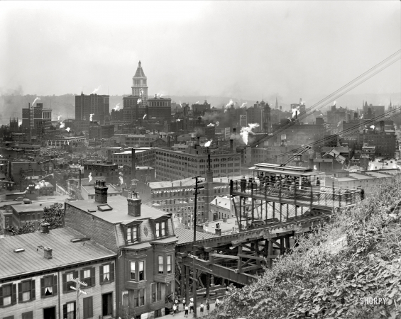 Photo showing: Cincinnati from Mount Adams -- Circa 1915. At right, a streetcar on the incline railway; the Union Central Insurance tower rises in the distance.