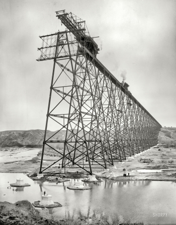 Photo showing: Erector Set -- Lethbridge, Alberta, circa 1908. Erecting Lethbridge Viaduct over the Oldman River. 