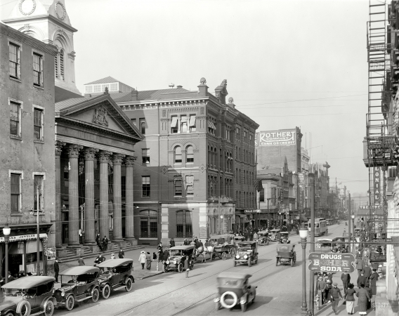 Photo showing: Harrisburg, PA -- Market Street, circa 1916.