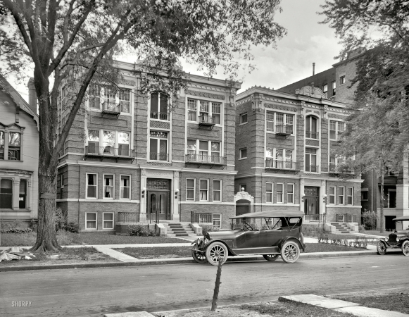 Photo showing: Woodstock Apartments -- Detroit, Michigan, circa 1920.