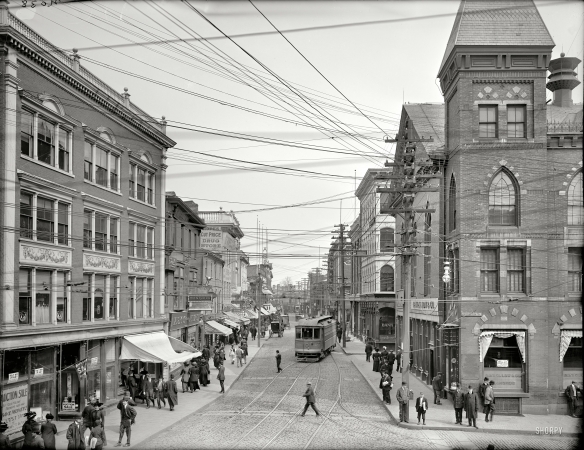 Photo showing: Salem Wired -- Salem, Massachusetts, circa 1906. Essex Street, looking north from town square.