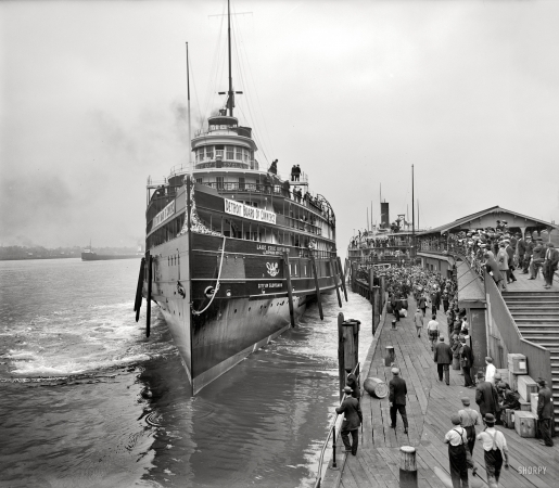 Photo showing: The Sidewheeler Cleveland -- Detroit, Michigan, circa 1910. Sidewheel steamer City of Cleveland off for the upper lakes.