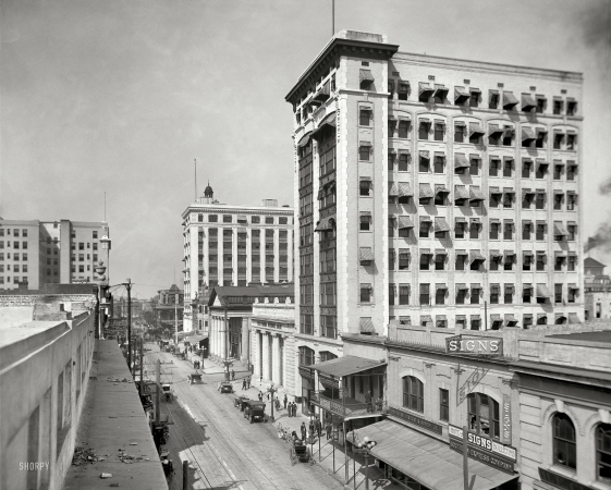 Photo showing: Jacksonville -- Florida, circa 1910. Bisbee Building and Bankers' Row.