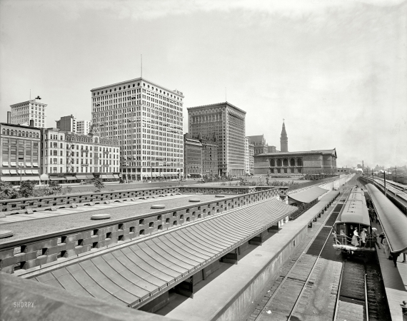 Photo showing: Van Buren Street Station -- Van Buren Street Station. View north along Michigan Avenue, circa 1915.