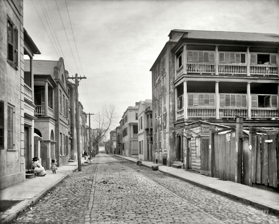 Photo showing: A Bit of Old Charleston -- Tradd Street, Charleston, South Carolina, circa 1910.