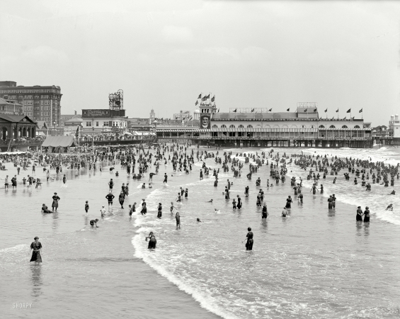 Photo showing: Atlantic City Waders -- Circa 1911. Bathing at the Steeplechase Pier.