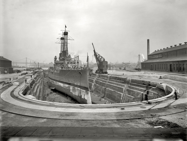 Photo showing: Dry Dock No. 4 -- Brooklyn Navy Yard circa 1910. The ship is not identified, but possibly the U.S.S. North Dakota or U.S.S. Delaware.