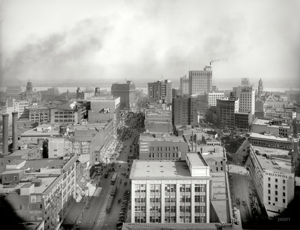 Photo showing: The Motor City: 1917 -- Detroit looking southeast along Woodward Avenue from the Whitney Building.