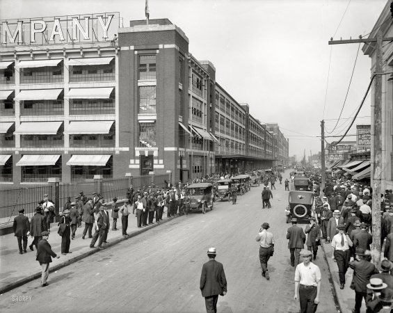 Photo showing: Ford in Their Future -- Detroit (Highland Park) circa 1916. Four o'clock shift, Ford Motor Company.