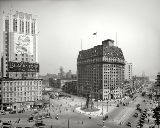 Photo showing: Cadillac Square -- Detroit circa 1918. Woodward Avenue; left, the Real Estate Exchange; right, the Hotel Pontchartrain.