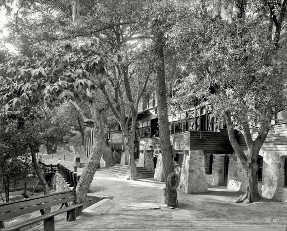 Photo showing: Ye Alpine Tavern -- Mount Lowe, California, circa 1913. Ye Alpine Tavern on Mount Lowe Railway line.