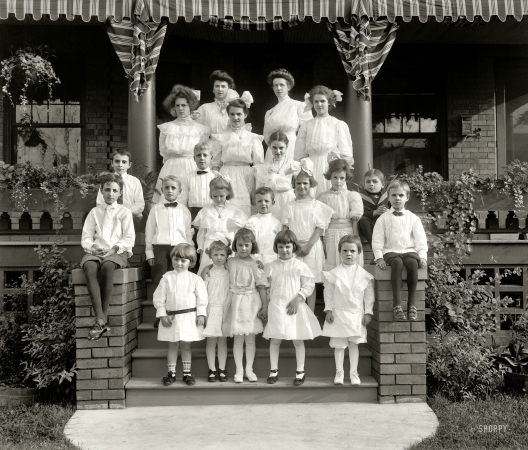 Photo showing: Mannerly Moppets -- Circa 1910. All we know is the notation Mrs. G.W. Quirse on the negative.