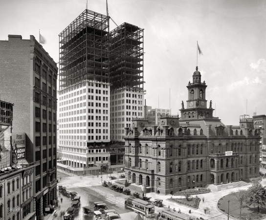 Photo showing: Dime Bank Topping Off -- Detroit, August 31, 1912. Dime Savings Bank and City Hall. 