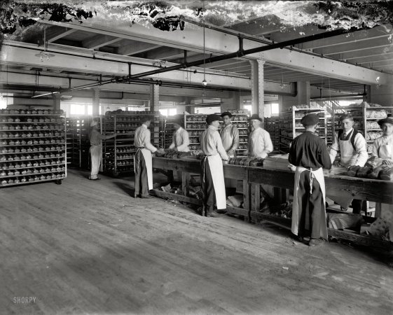 Photo showing: Loaf Wrappers -- June 6, 1914. Shipping and wrapping room, Gordon Pagel Baking Co., Detroit.