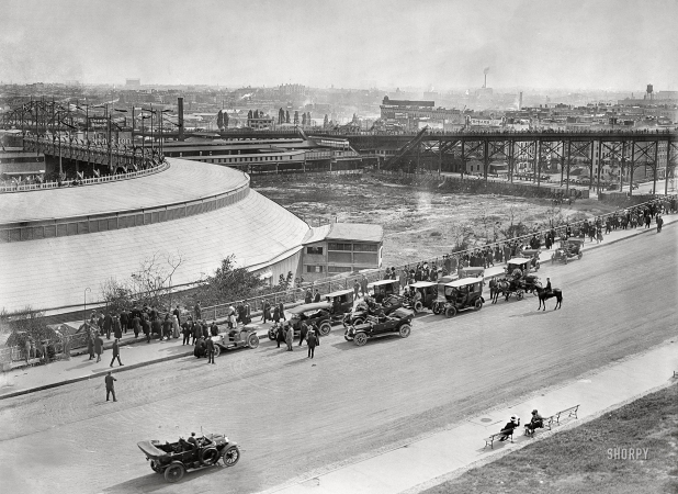 Photo showing: Keep Moving, Folks -- New York circa 1910. Polo Grounds and Harlem River Speedway.