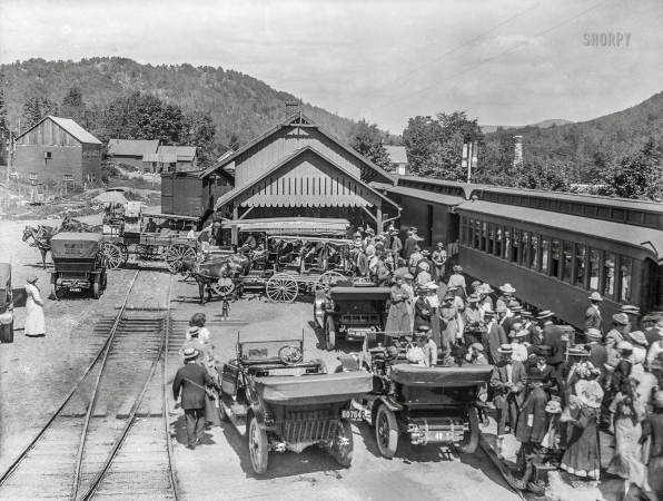 Photo showing: Upstation -- Circa 1911. Commuters at train station, upstate New York.