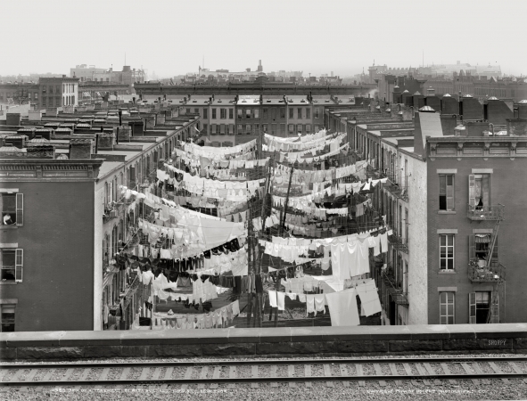 Photo showing: Tenement Washday -- New York circa 1900. Yard of tenement at Park Avenue and 107th Street.