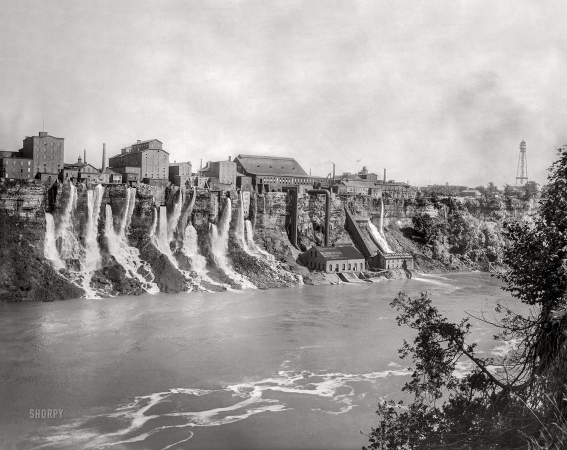 Photo showing: The Factories -- The Niagara River at Niagara Falls, New York, circa 1899. The Factories -- Niagara Gorge.