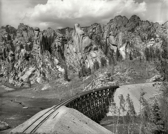 Photo showing: Scenic Railway -- Colorado circa 1901. Cathedral Park near Clyde. Colorado Springs & Cripple Creek Short Line.