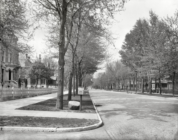 Photo showing: Indiana Joneses -- Indianapolis, Indiana, circa 1904. North Delaware Street.