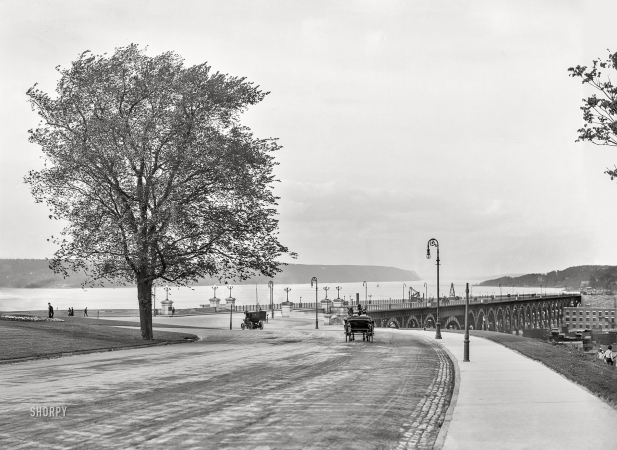 Photo showing: Riverside Drive -- The Hudson River circa 1905. Riverside Drive and Manhattan Valley Viaduct, New York.